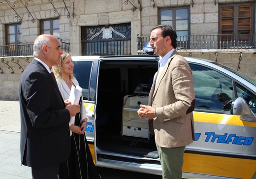 Jacinto Canales, María Inmaculada García y Guzmán Gómez junto al vehículo Yaiza Cobos